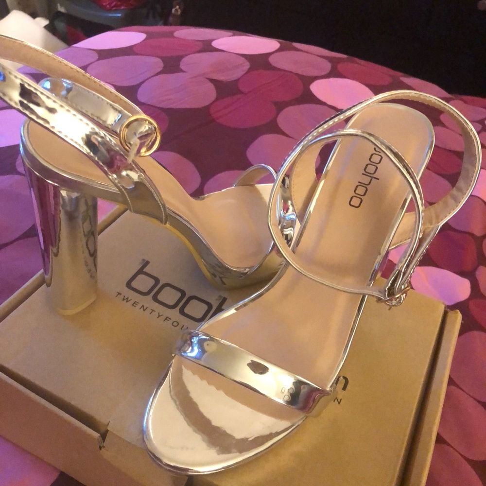 Platform woman shoes never worn!